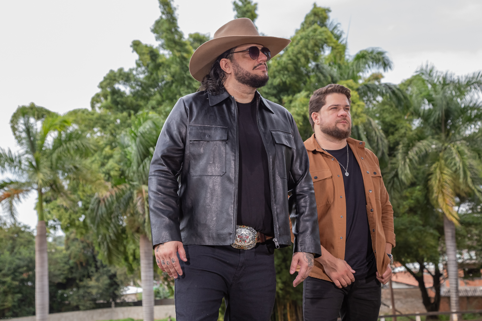 Cadu & Diego caminhando durante gravação do clipe