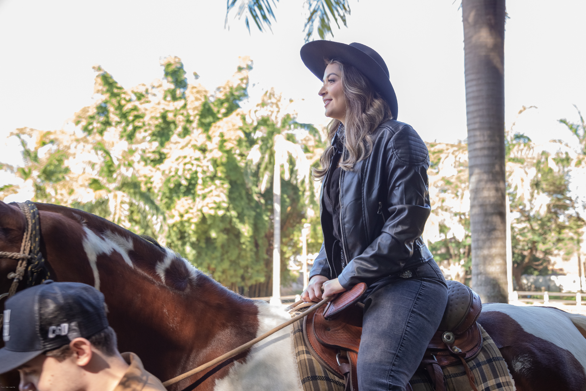 Cena de gravação do clipe com modelo a cavalo