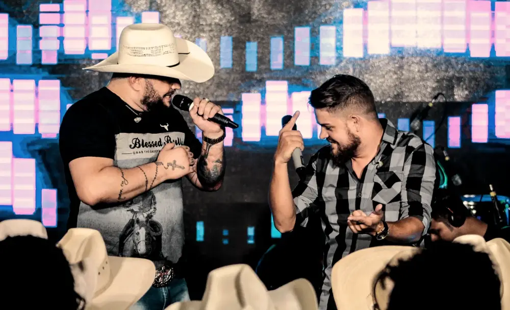 Cadu e Diego em sintonia durante apresentação